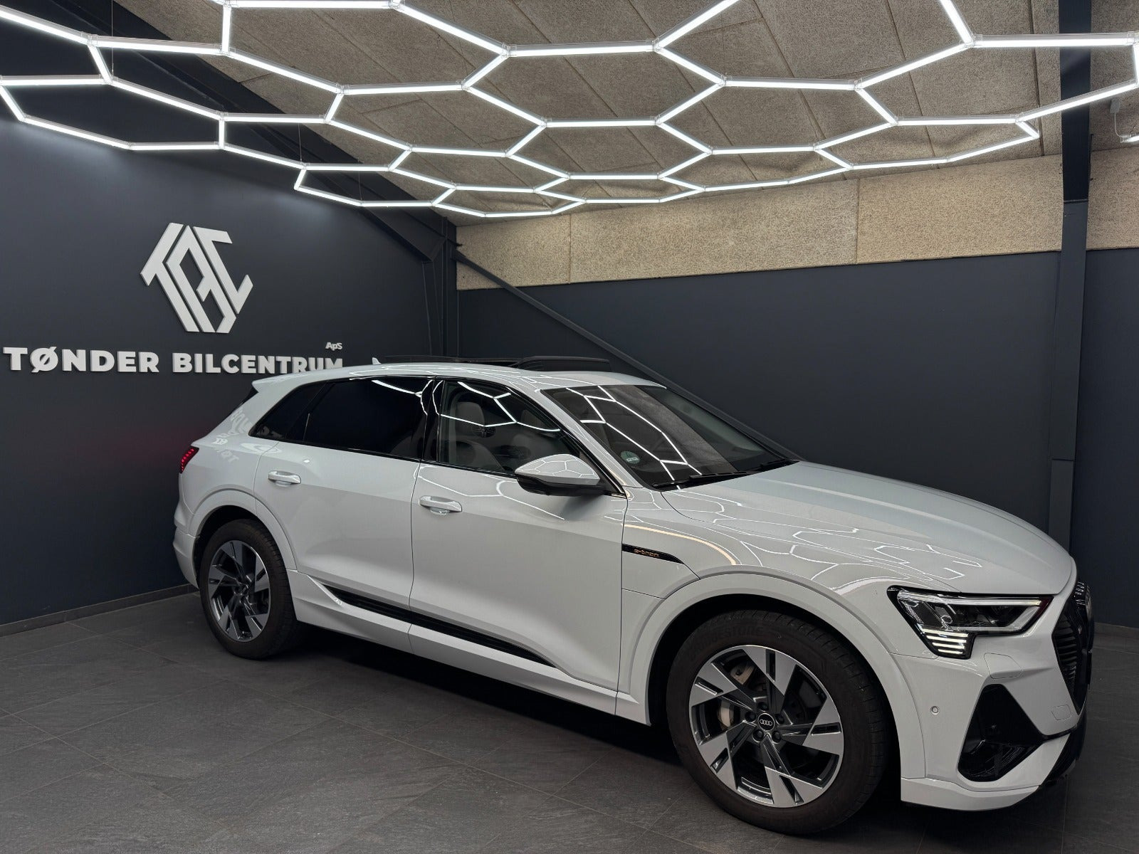 Hvid Audi e-tron fra 2023