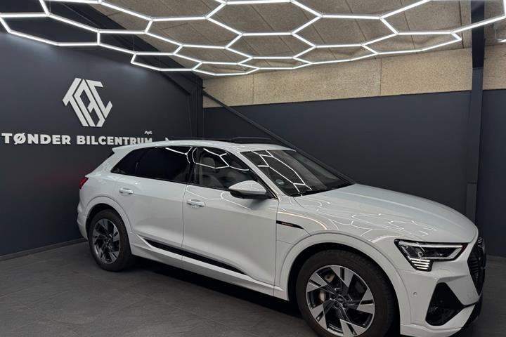 Hvid Audi e-tron fra 2023