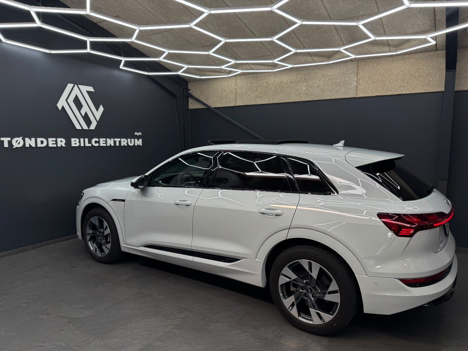 Hvid Audi e-tron fra 2023
