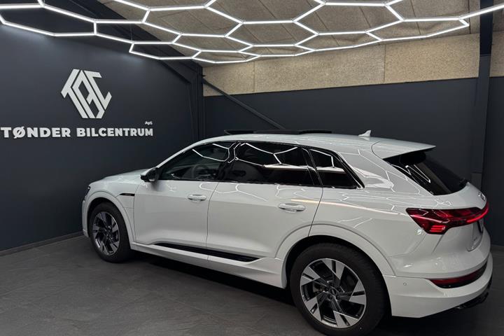 Hvid Audi e-tron fra 2023