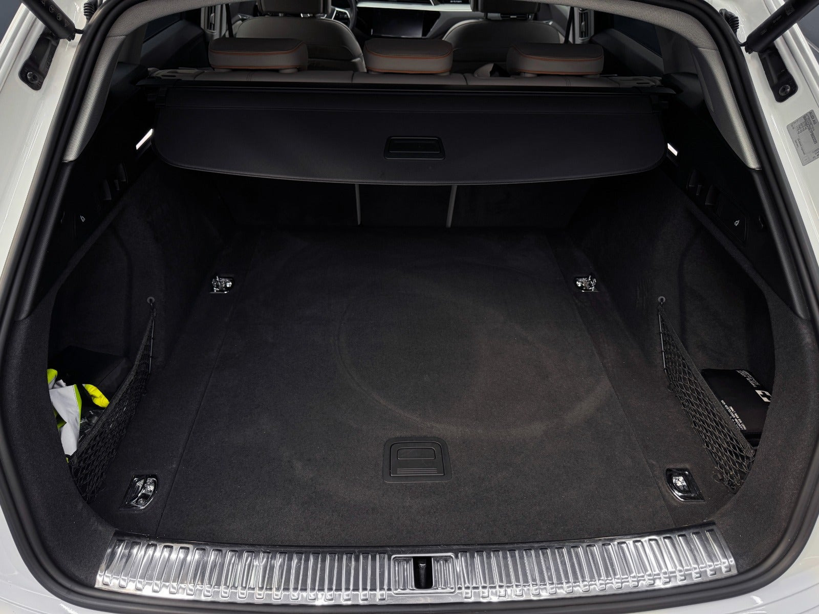 Hvid Audi e-tron fra 2023