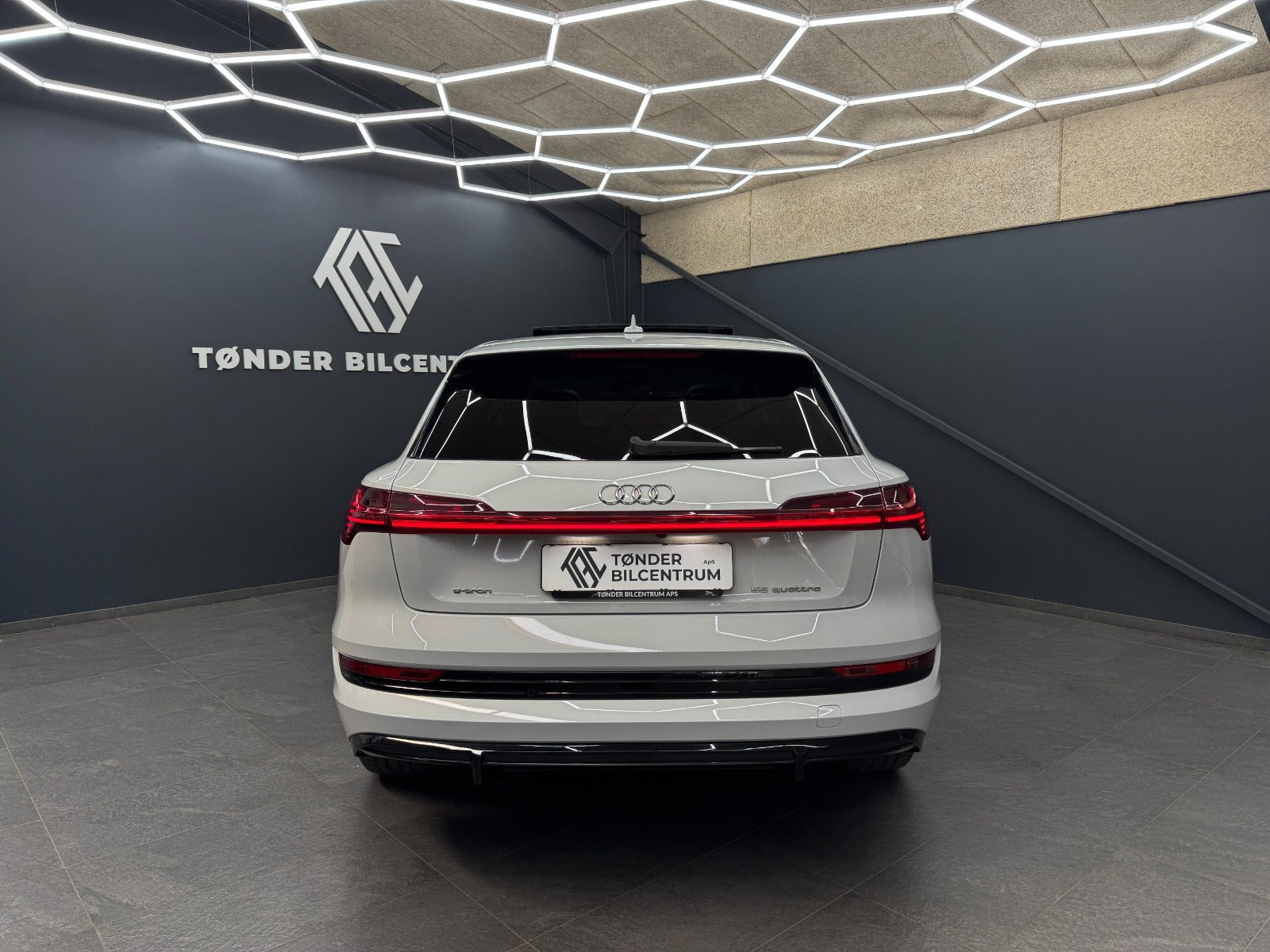 Hvid Audi e-tron fra 2023