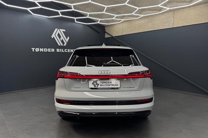 Hvid Audi e-tron fra 2023