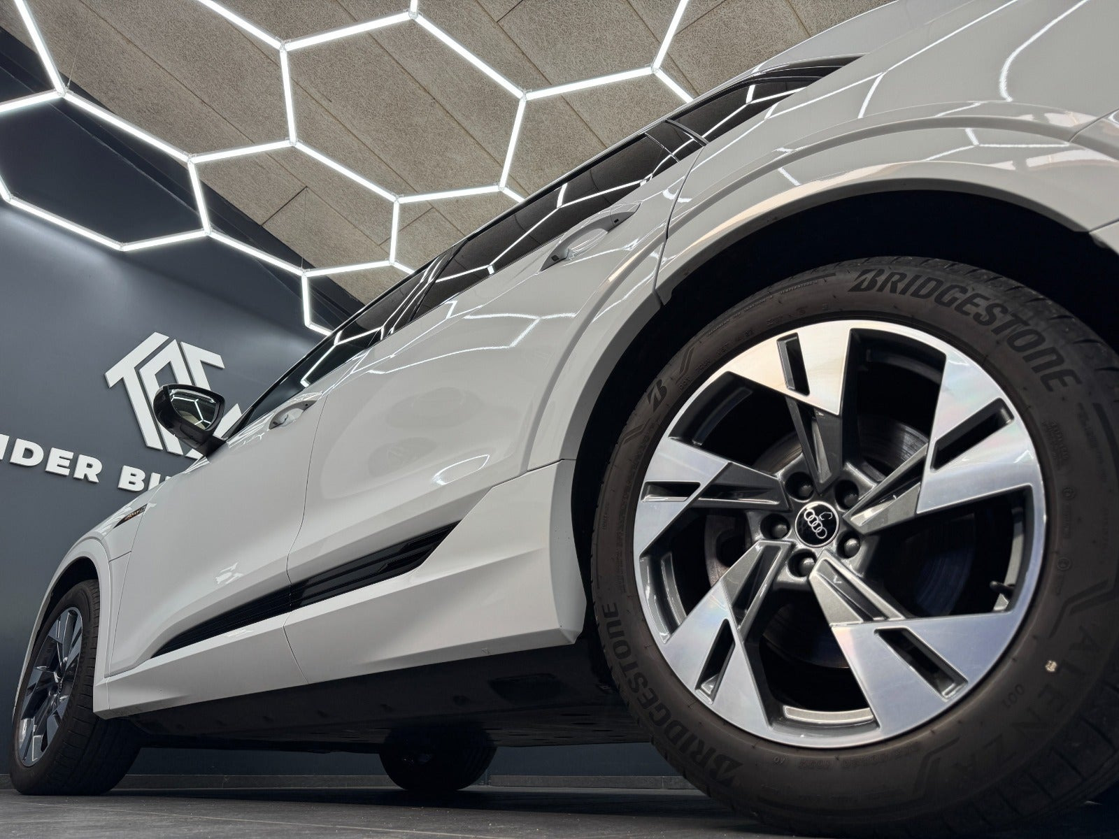 Hvid Audi e-tron fra 2023