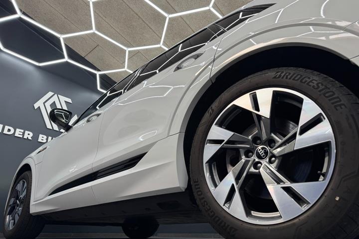 Hvid Audi e-tron fra 2023