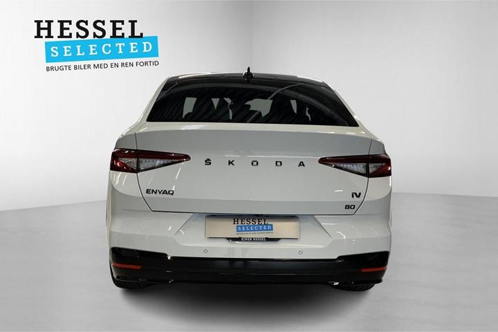 Hvid Skoda Enyaq fra 2023