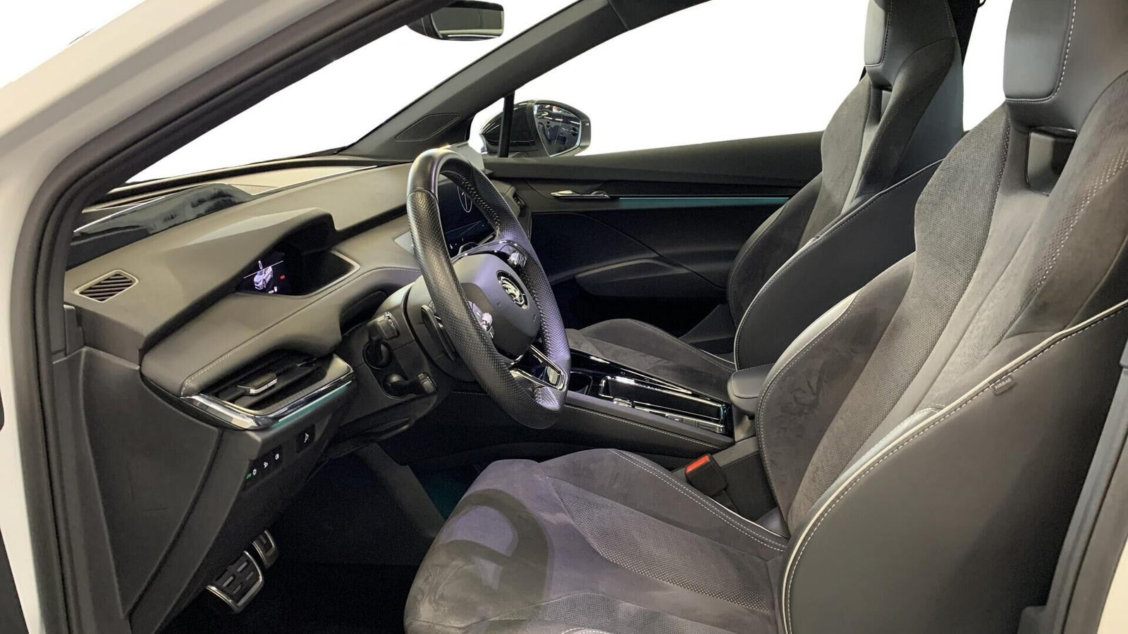 Hvid Skoda Enyaq fra 2023