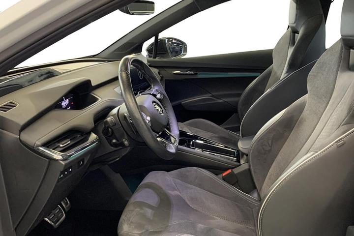 Hvid Skoda Enyaq fra 2023