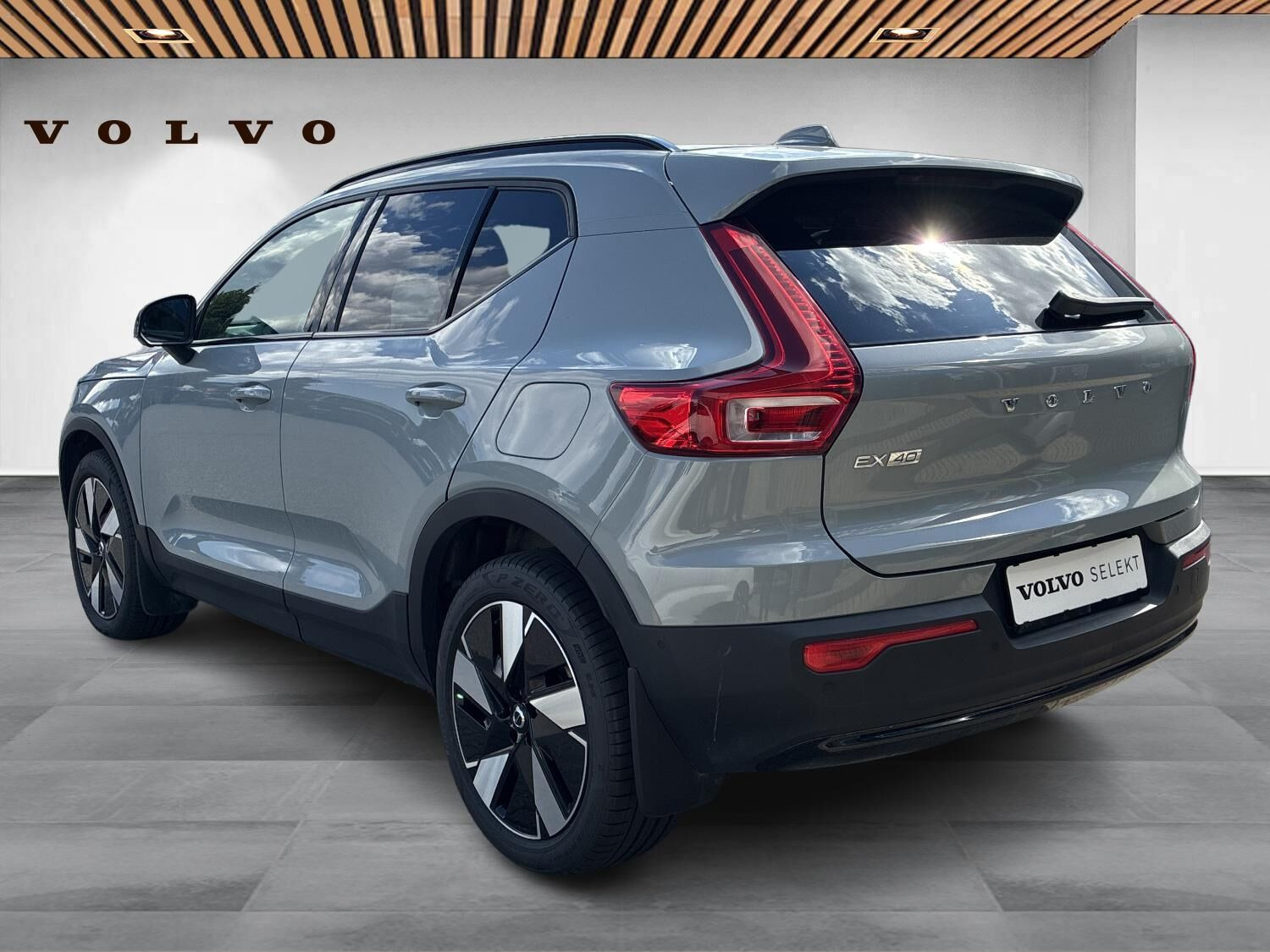 Grå Volvo EX40 fra 2025