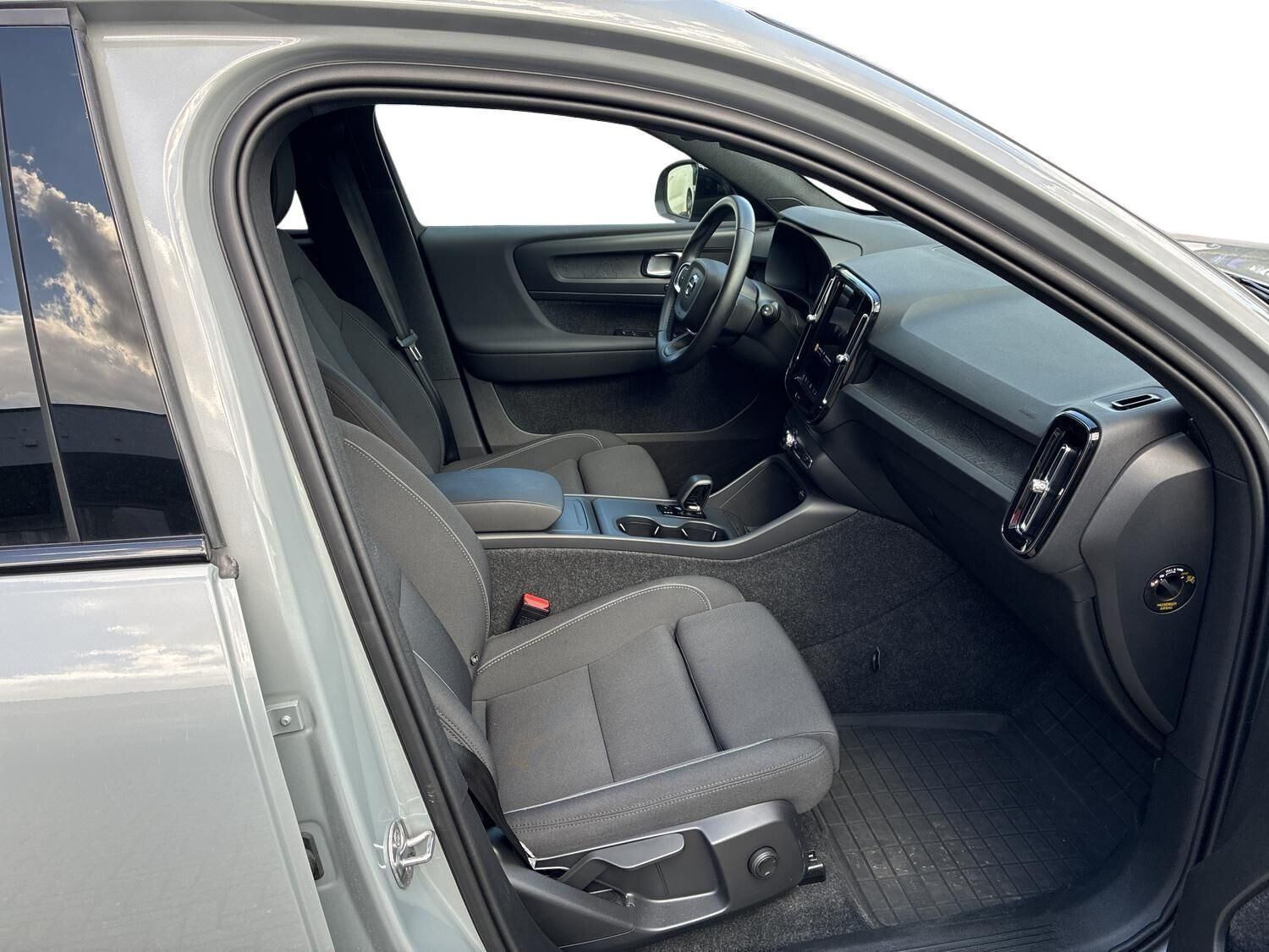 Grå Volvo EX40 fra 2025