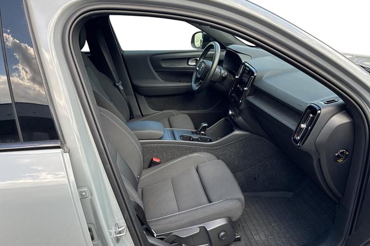 Grå Volvo EX40 fra 2025
