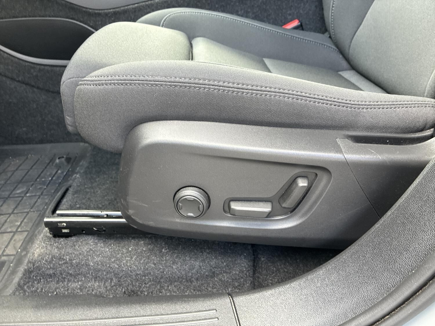 Grå Volvo EX40 fra 2025