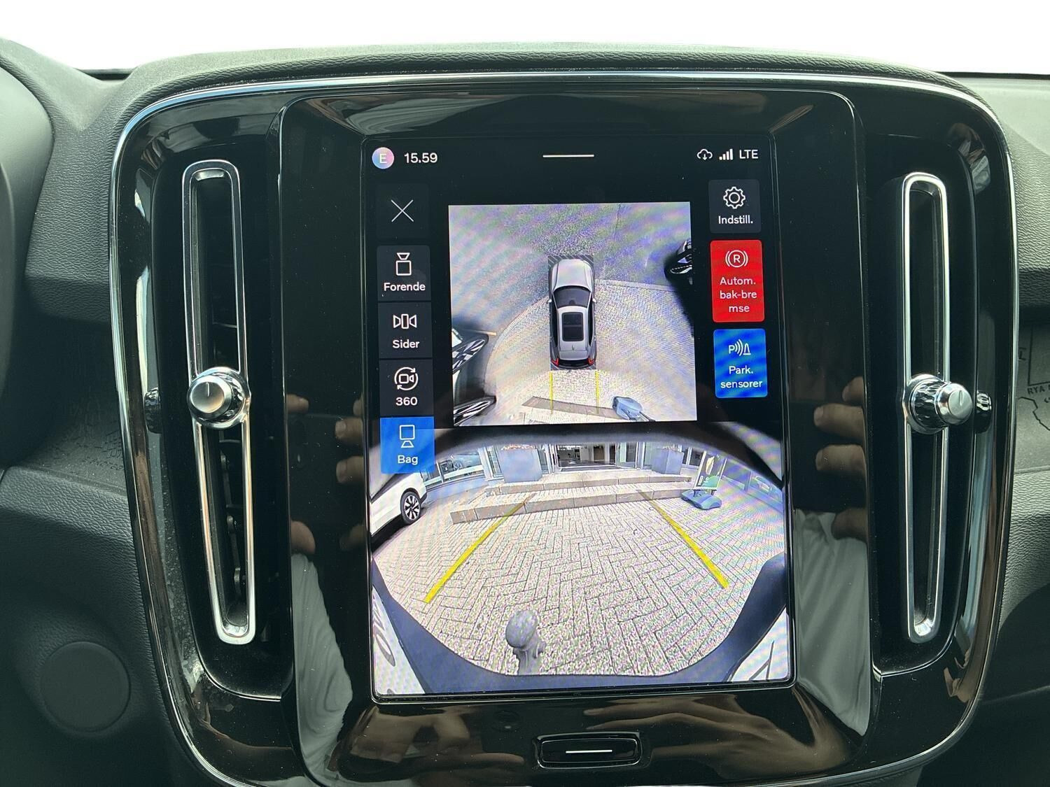 Grå Volvo EX40 fra 2025