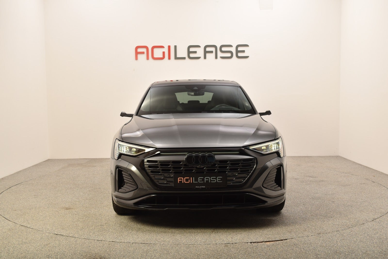 Grå Audi Q8 e-tron fra 2023
