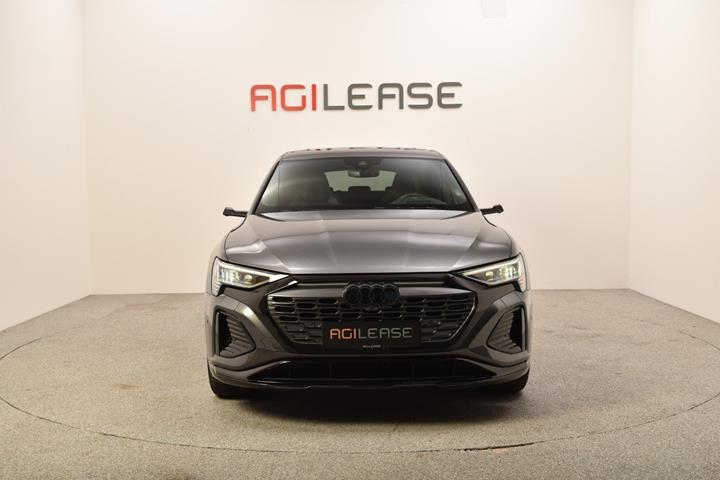 Grå Audi Q8 e-tron fra 2023