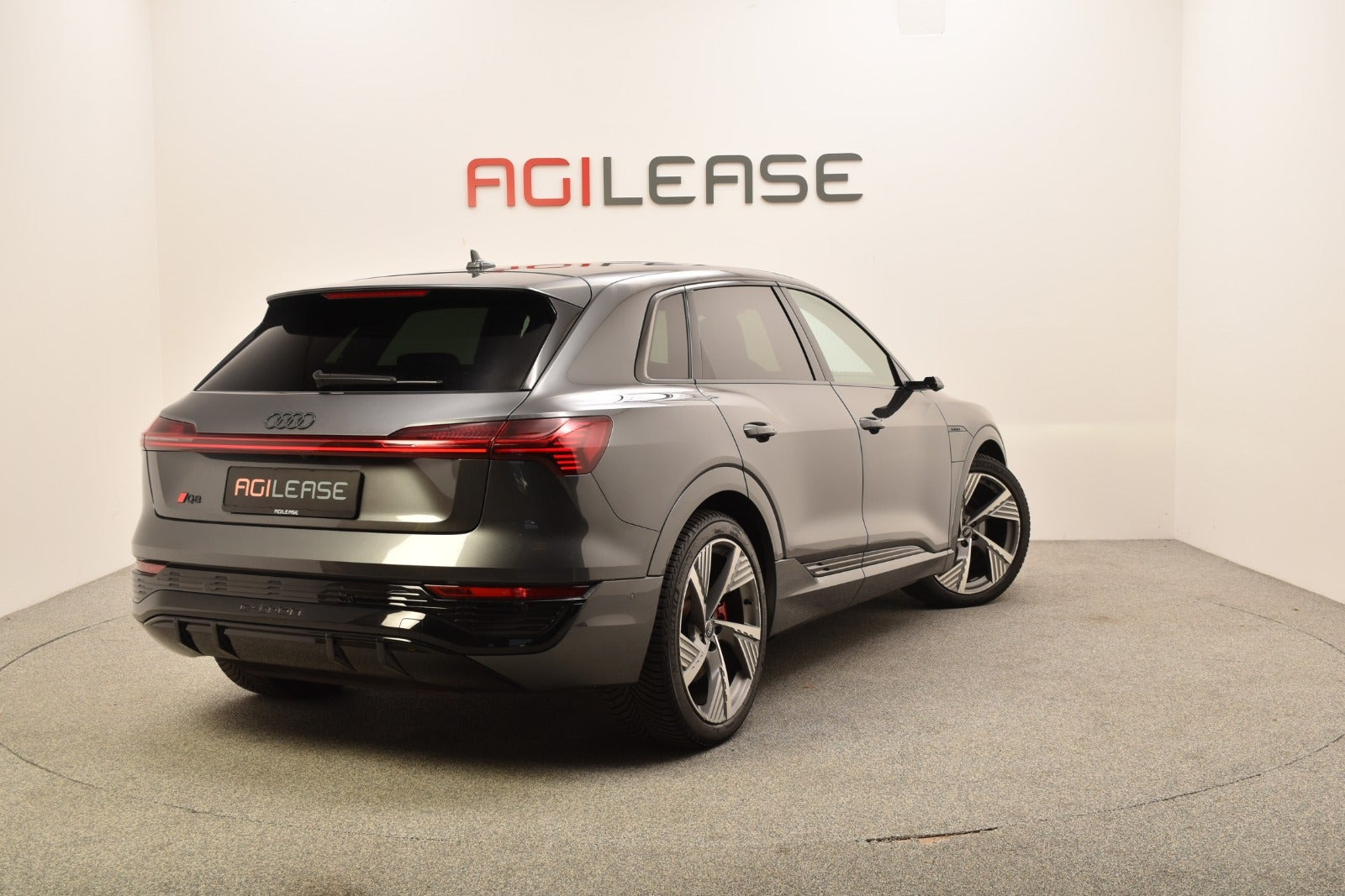 Grå Audi Q8 e-tron fra 2023