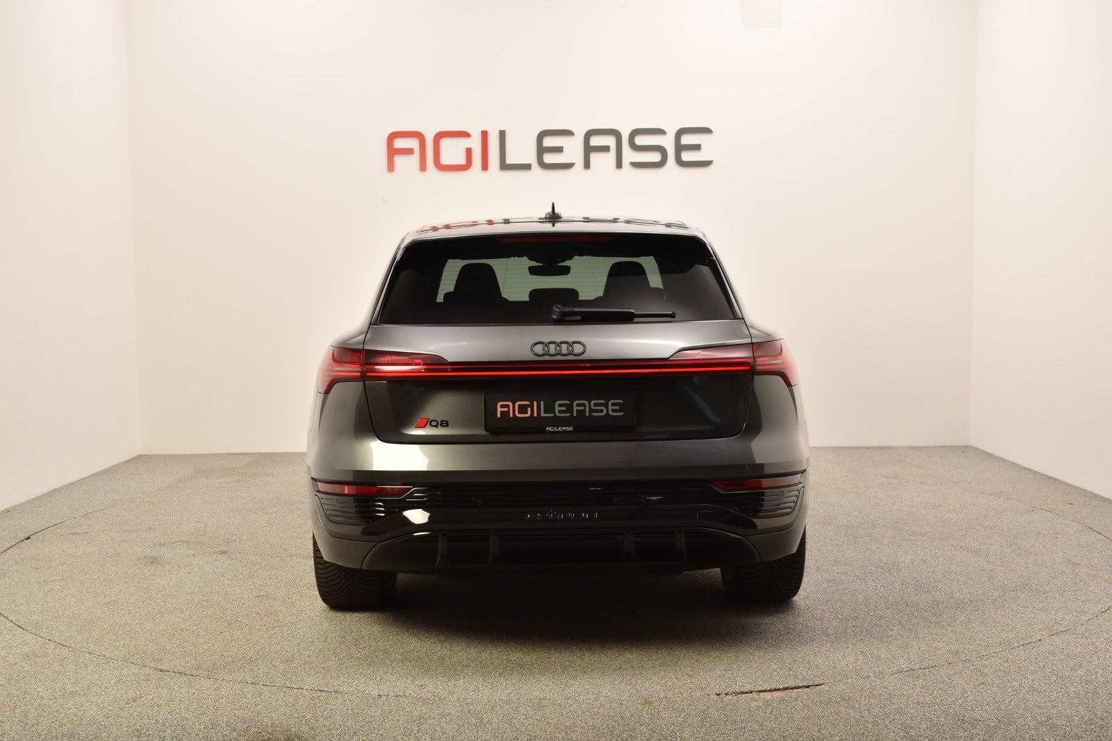 Grå Audi Q8 e-tron fra 2023