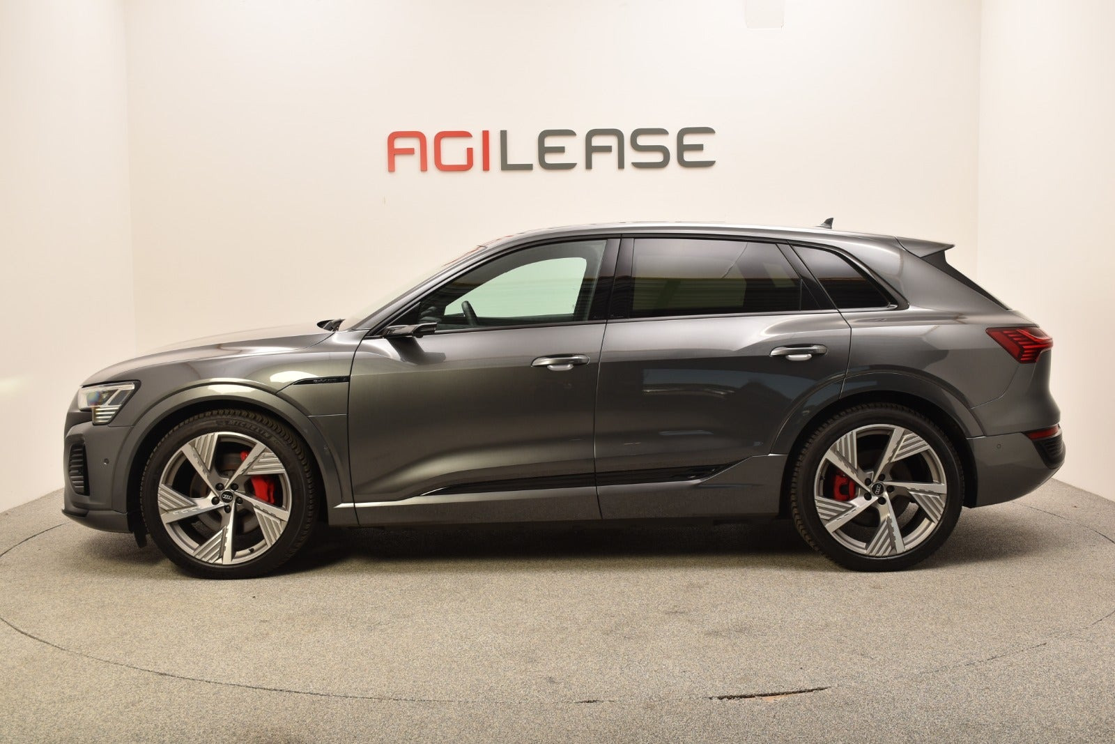 Grå Audi Q8 e-tron fra 2023
