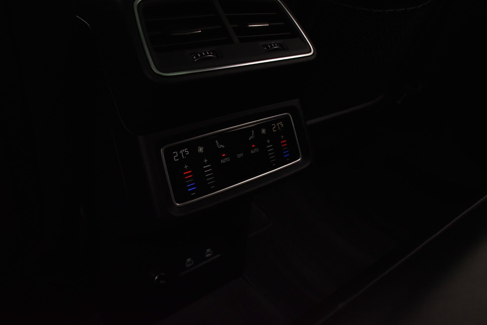 Grå Audi Q8 e-tron fra 2023