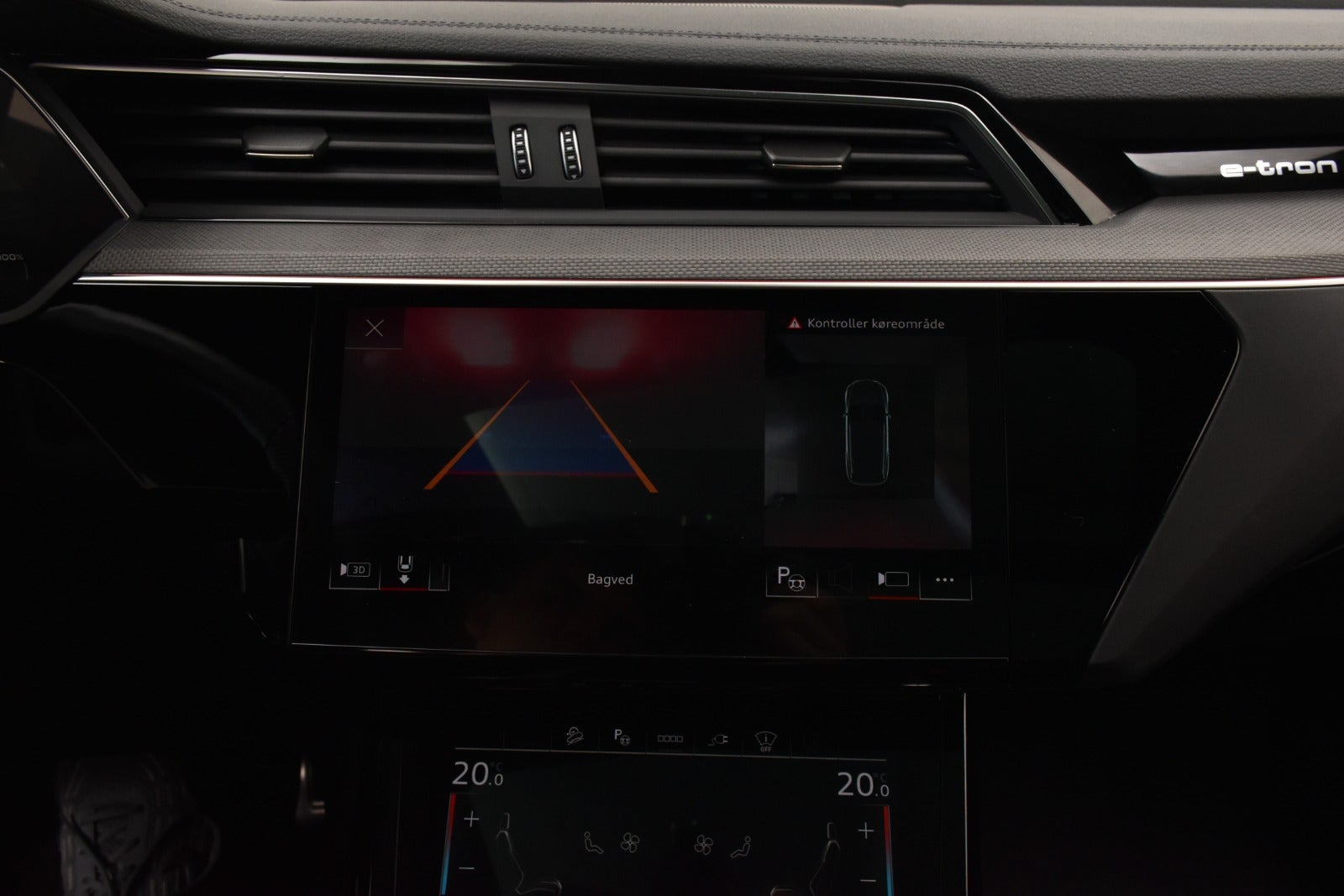 Grå Audi Q8 e-tron fra 2023