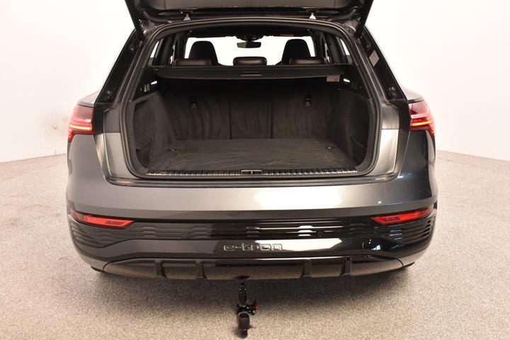 Grå Audi Q8 e-tron fra 2023