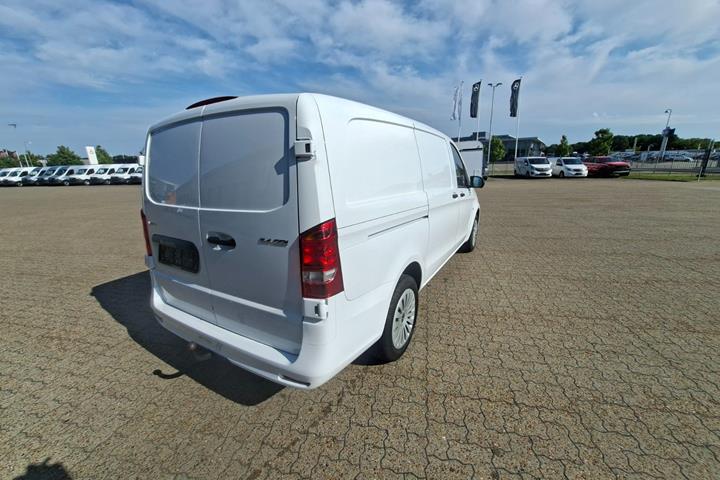 Hvid Mercedes Vito 114 fra 2024