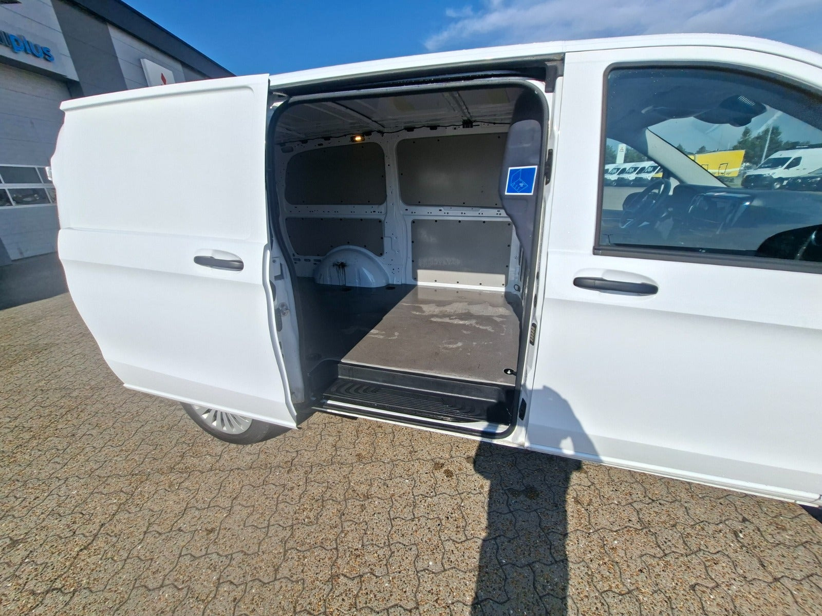 Hvid Mercedes Vito 114 fra 2024
