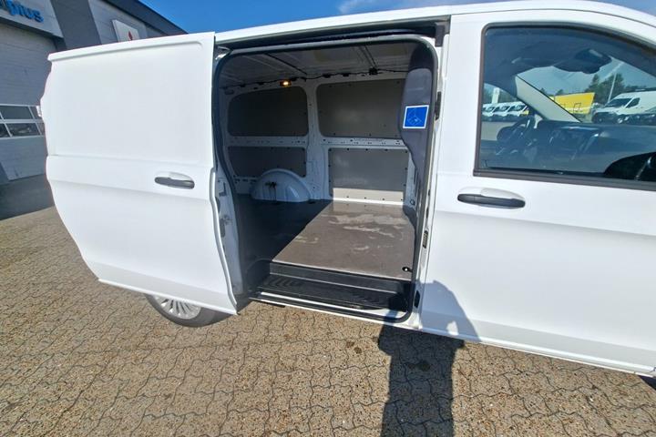 Hvid Mercedes Vito 114 fra 2024