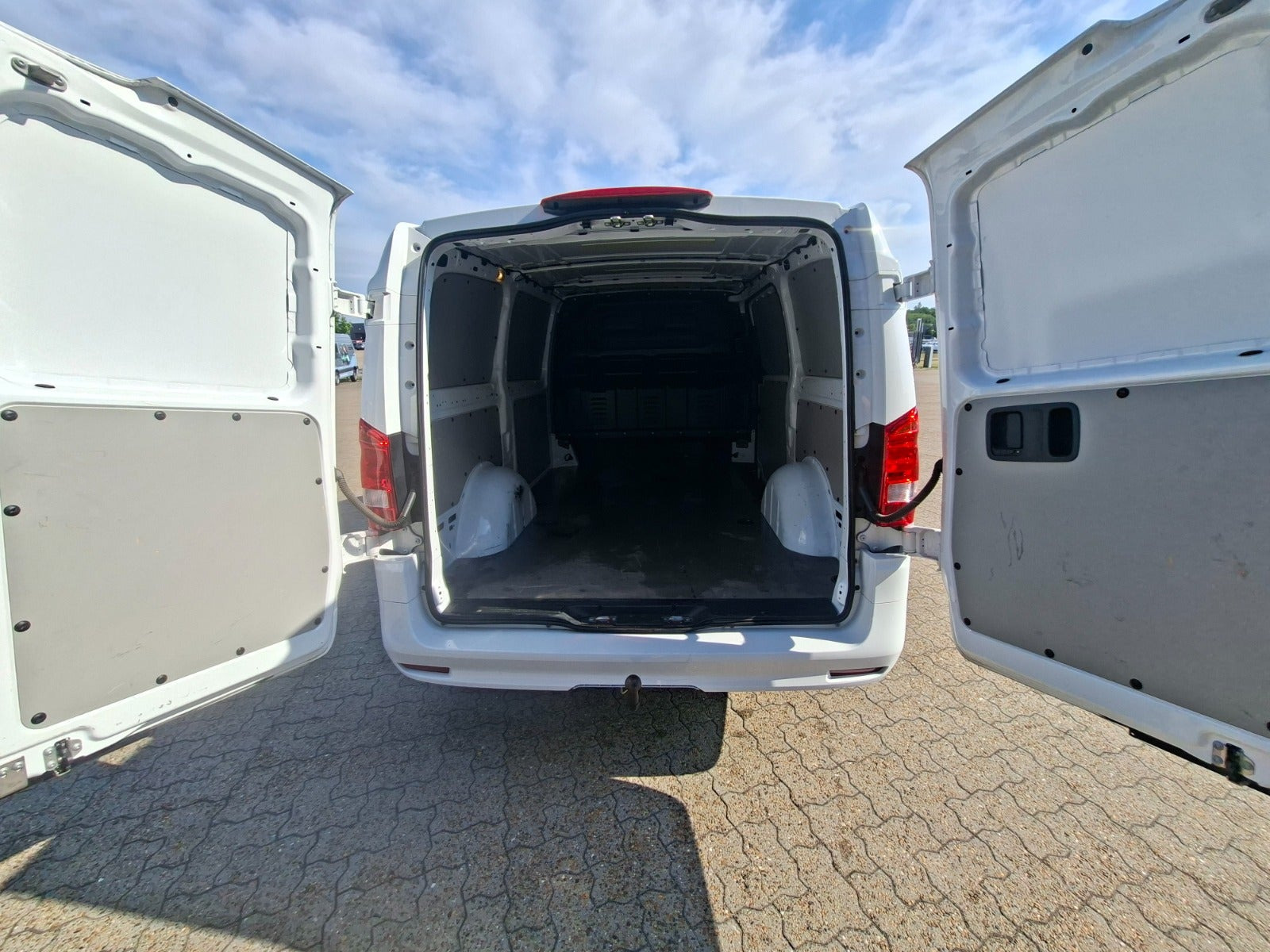 Hvid Mercedes Vito 114 fra 2024