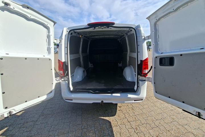 Hvid Mercedes Vito 114 fra 2024