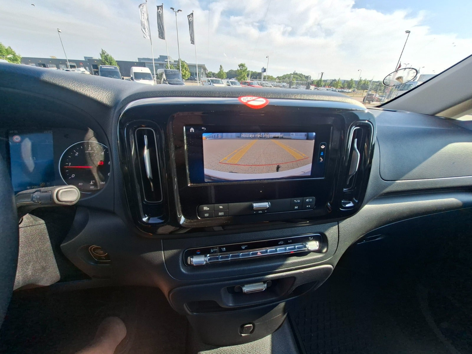 Hvid Mercedes Vito 114 fra 2024