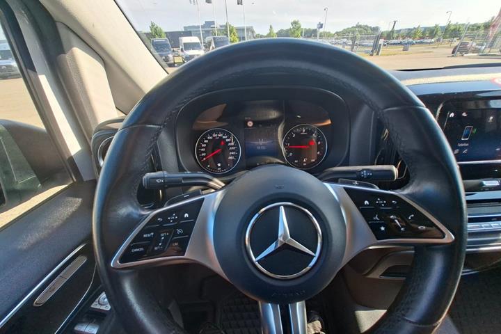 Hvid Mercedes Vito 114 fra 2024