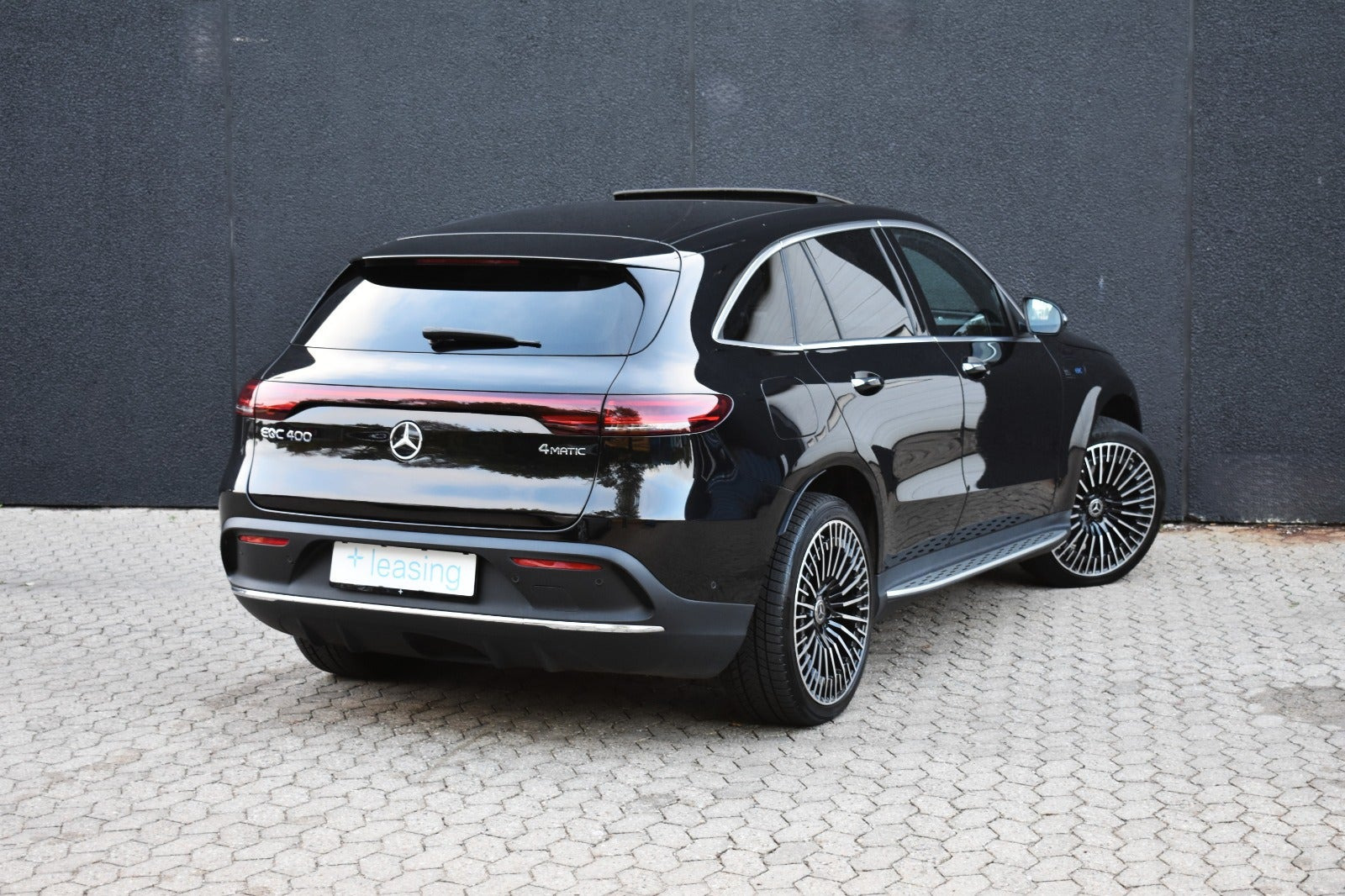 Sort Mercedes EQC400 fra 2023
