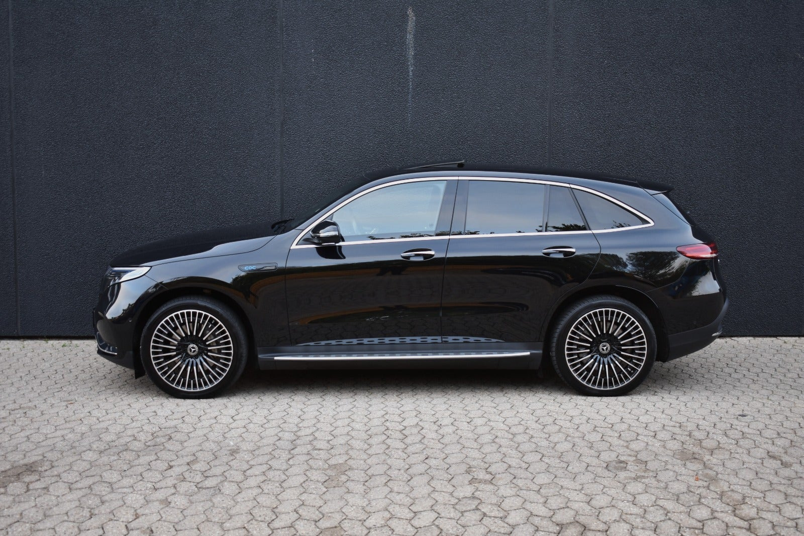 Sort Mercedes EQC400 fra 2023