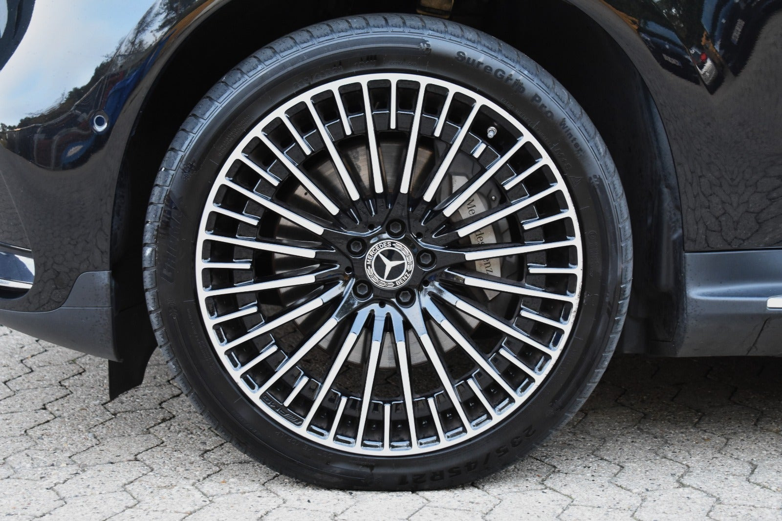 Sort Mercedes EQC400 fra 2023