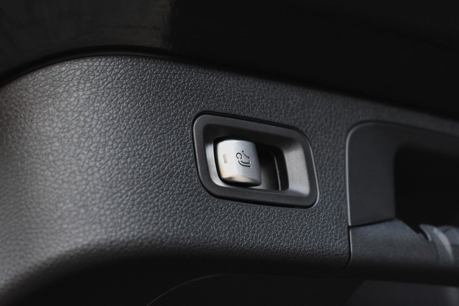 Sort Mercedes EQC400 fra 2023