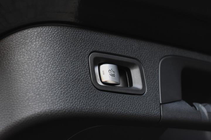 Sort Mercedes EQC400 fra 2023