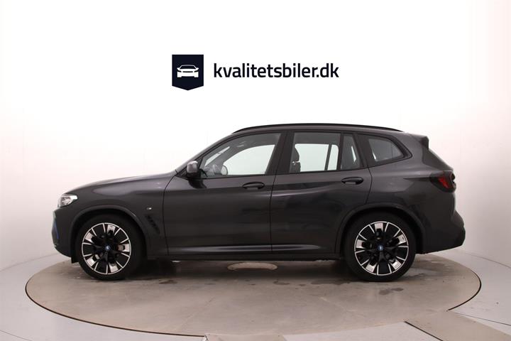 Grå BMW iX3 fra 2022