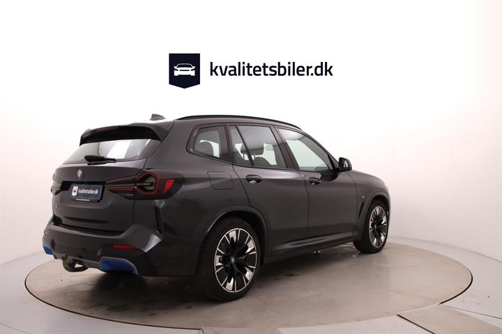 Grå BMW iX3 fra 2022