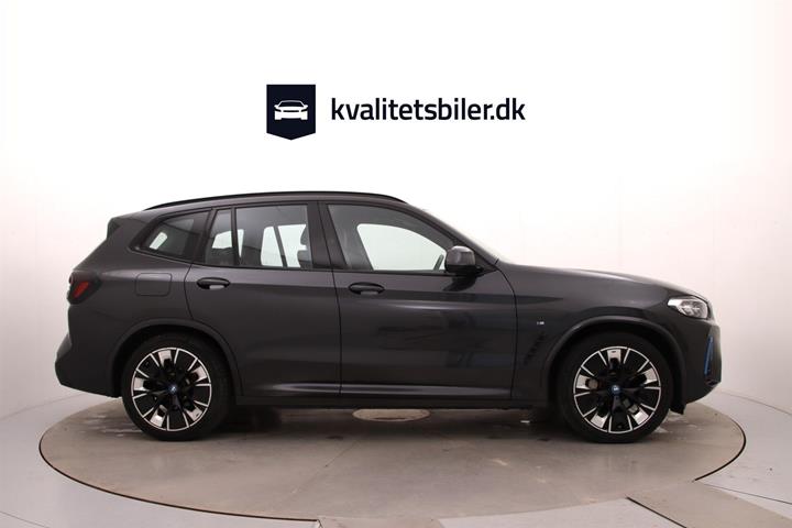 Grå BMW iX3 fra 2022