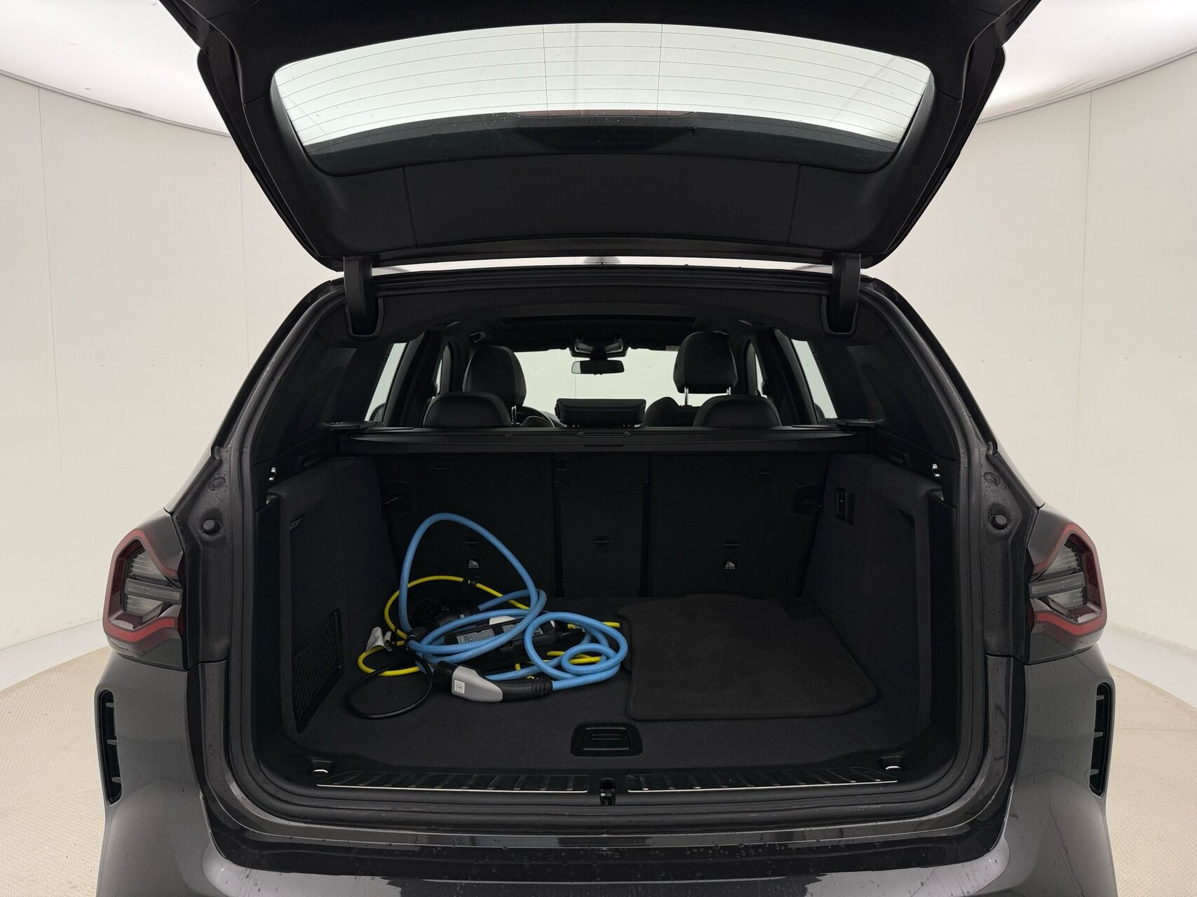 Grå BMW iX3 fra 2022