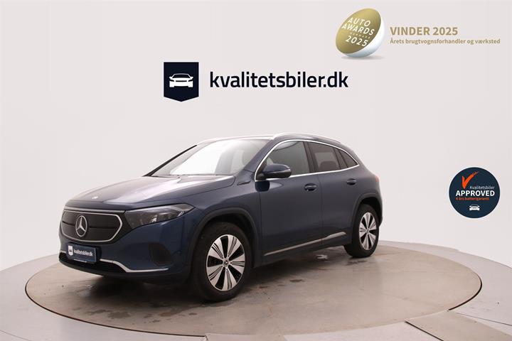 Blå Mercedes EQA250+ fra 2022 set udefra