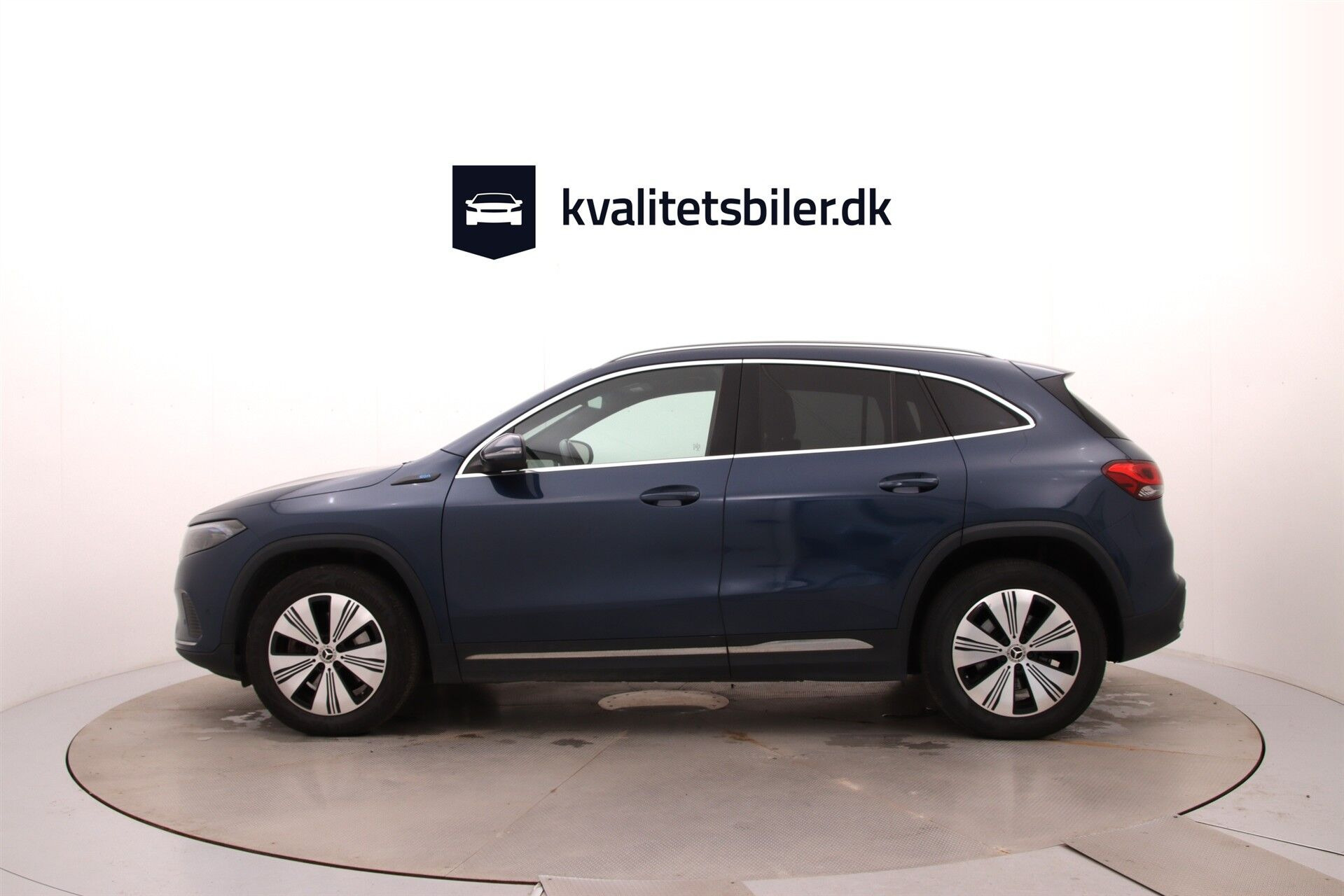 Blå Mercedes EQA250+ fra 2022
