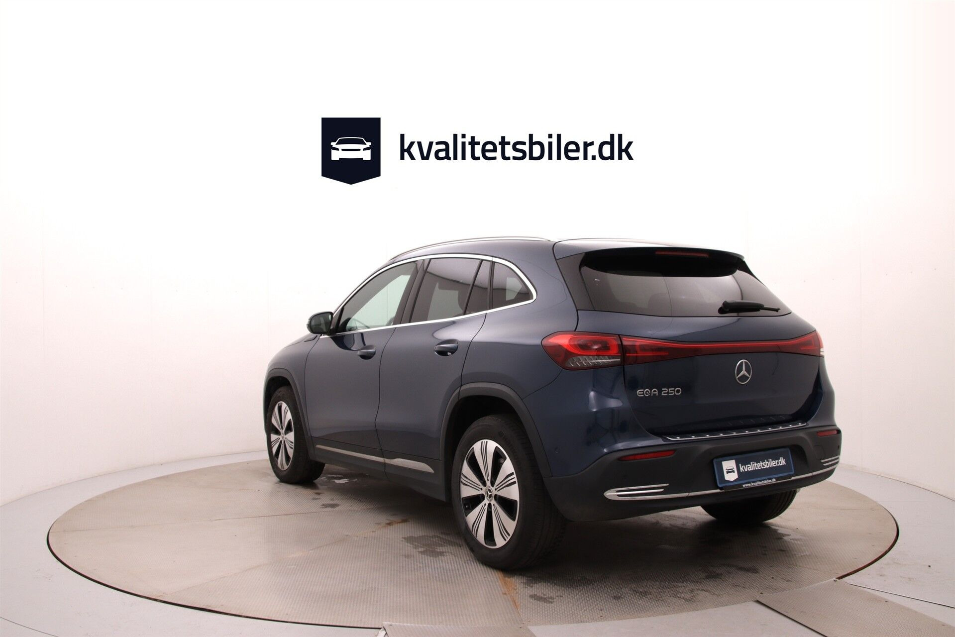 Blå Mercedes EQA250+ fra 2022