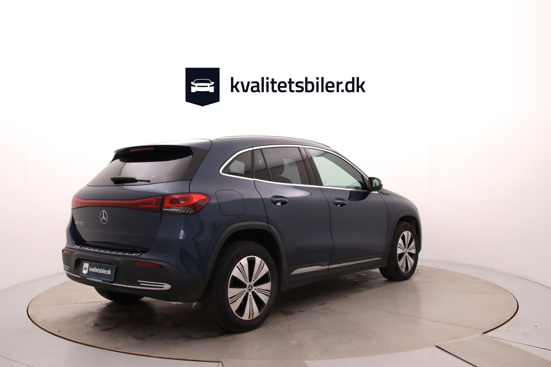 Blå Mercedes EQA250+ fra 2022