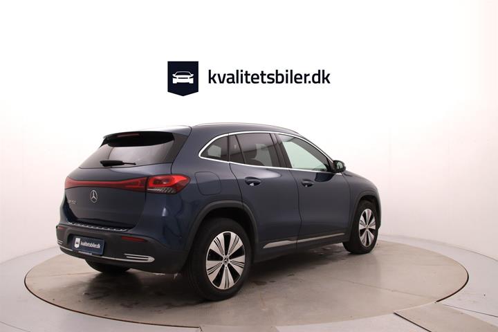 Blå Mercedes EQA250+ fra 2022