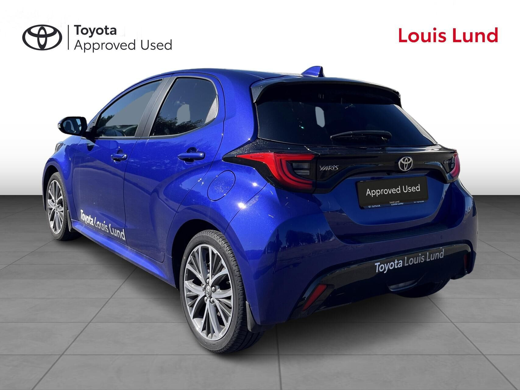Blå Toyota Yaris fra 2024