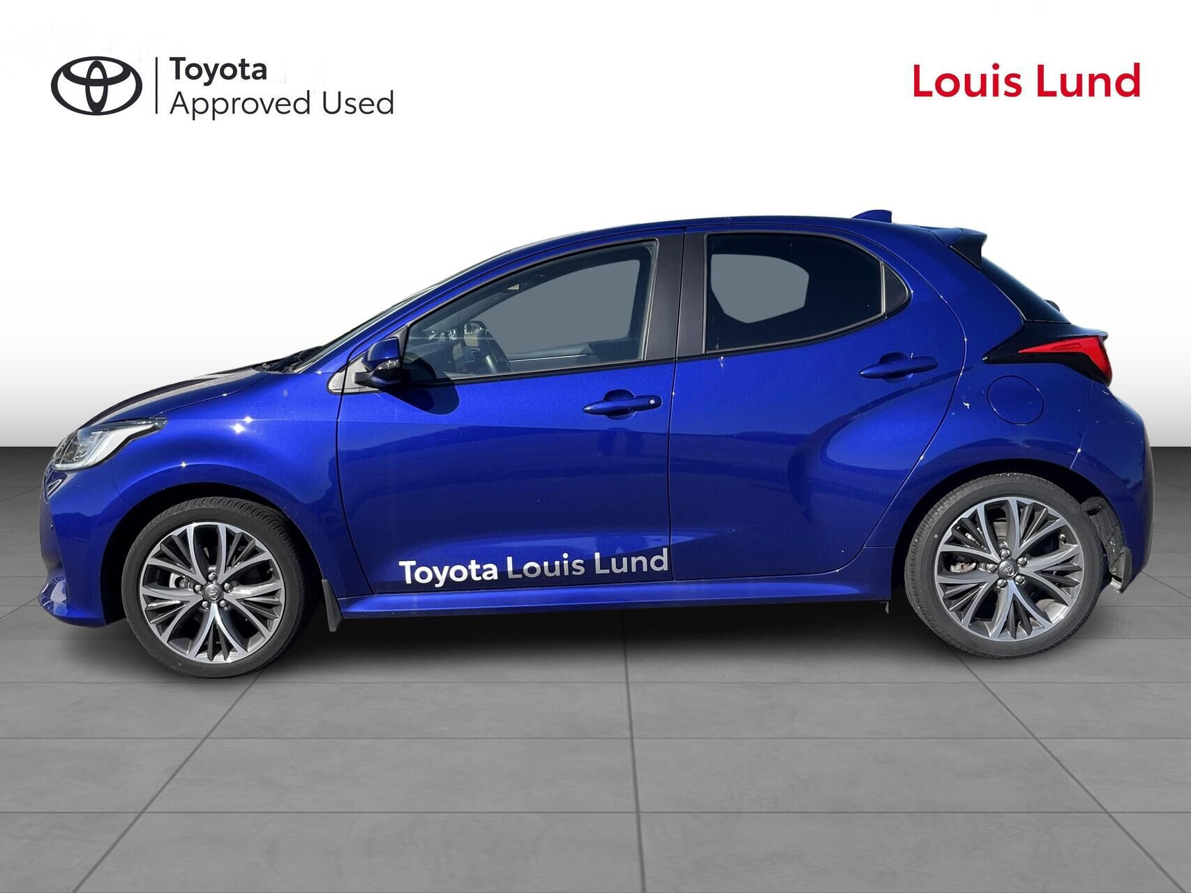 Blå Toyota Yaris fra 2024