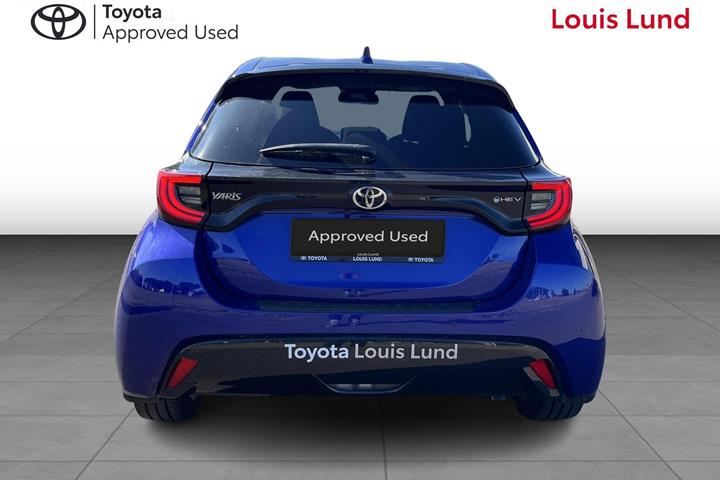 Blå Toyota Yaris fra 2024