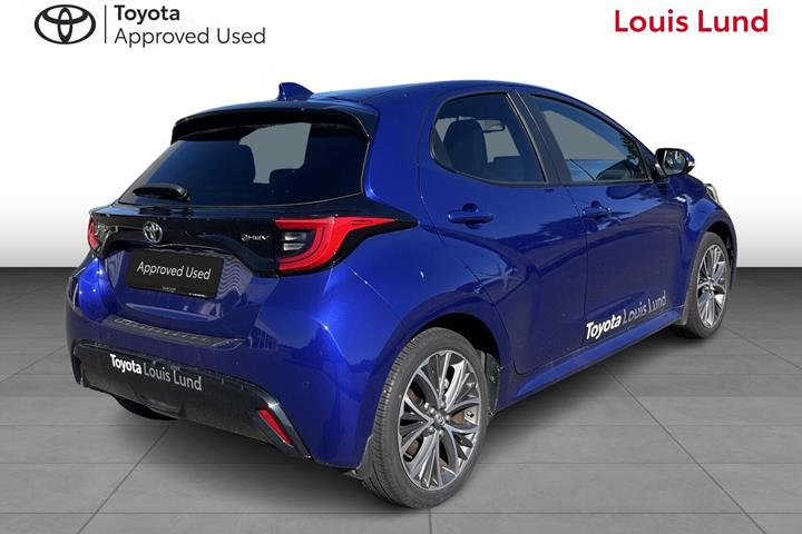 Blå Toyota Yaris fra 2024
